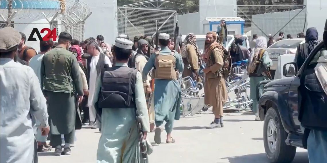 គ្រួសារអាហ្វហ្គានីស្ថានជាង១ម៉ឺនគ្រួសារប្រញាប់ប្រញាល់នៅព្រលានយន្តហោះក្រុងកាប៊ុលដើម្បីចាកចេញពីប្រទេស