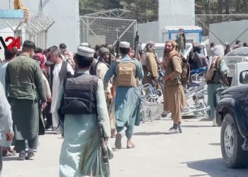 គ្រួសារអាហ្វហ្គានីស្ថានជាង១ម៉ឺនគ្រួសារប្រញាប់ប្រញាល់នៅព្រលានយន្តហោះក្រុងកាប៊ុលដើម្បីចាកចេញពីប្រទេស