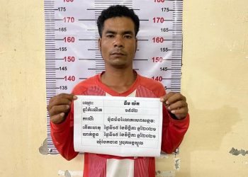 លួចស្រលាញ់ប្រពន្ធគេអស់១៥ថ្ងៃនិងមានអារម្មណ៍ធ្លាក់ក្នុងអង្លង់ស្នេហប្រពន្ធគេខ្លាំងក៏ទៅចាប់រំលោភនាង