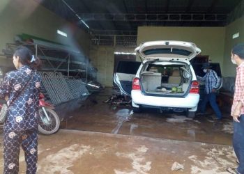 សុំលុយពីប្អូនស្រីខ្លួនមិនបាន តូចចិត្តដើរទិញសាំងស្រែកថាដុតផ្ទះចោល តែចុងក្រោយមកធ្លាក់ខ្លួនឯង