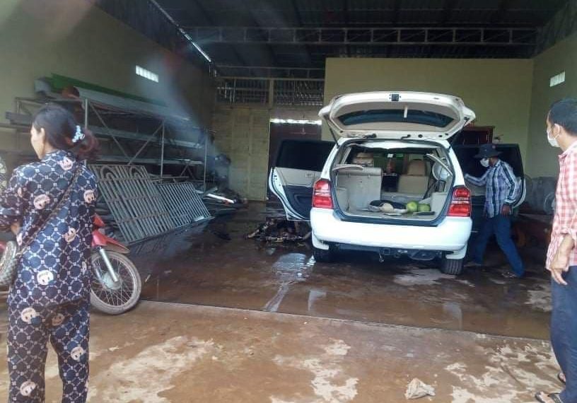 សុំលុយពីប្អូនស្រីខ្លួនមិនបាន តូចចិត្តដើរទិញសាំងស្រែកថាដុតផ្ទះចោល តែចុងក្រោយមកធ្លាក់ខ្លួនឯង