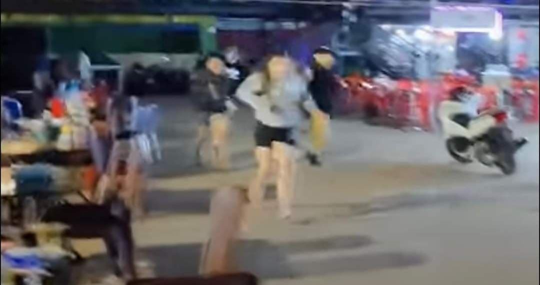 ក្រុមជនជាតិថៃទំនើងពីរក្រុមវាយគ្នានិងបាញ់ប្រហារទៅលើសមត្ថកិច្ចនៅពេលបង្ក្រាបនៅសាហាវធ្វើឱ្យមនុស្សម្នារត់ចែកគ្នាមិនបកក្រោយ