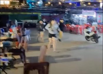 ក្រុមជនជាតិថៃទំនើងពីរក្រុមវាយគ្នានិងបាញ់ប្រហារទៅលើសមត្ថកិច្ចនៅពេលបង្ក្រាបនៅសាហាវធ្វើឱ្យមនុស្សម្នារត់ចែកគ្នាមិនបកក្រោយ