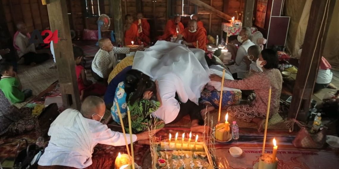 ប្រជាជនកម្ពុជាប្រារព្ធពិធីប្រពៃណីដើម្បីទទួលបាននូវរាសីល្អ និងសុខភាពល្អ