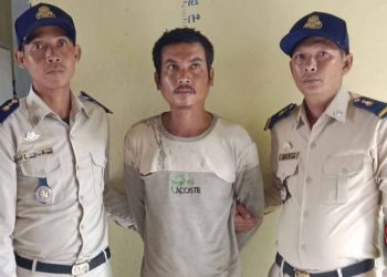 លោកយាយមិនទ្រាំបានប្តឹងប៉ូលីសឱ្យចាប់កូនប្រុសរបស់ខ្លួនព្រោះ ធ្វើអំពើរតរិច្ចានជាច្រើនដងដាក់កូនស្រីបង្កើត