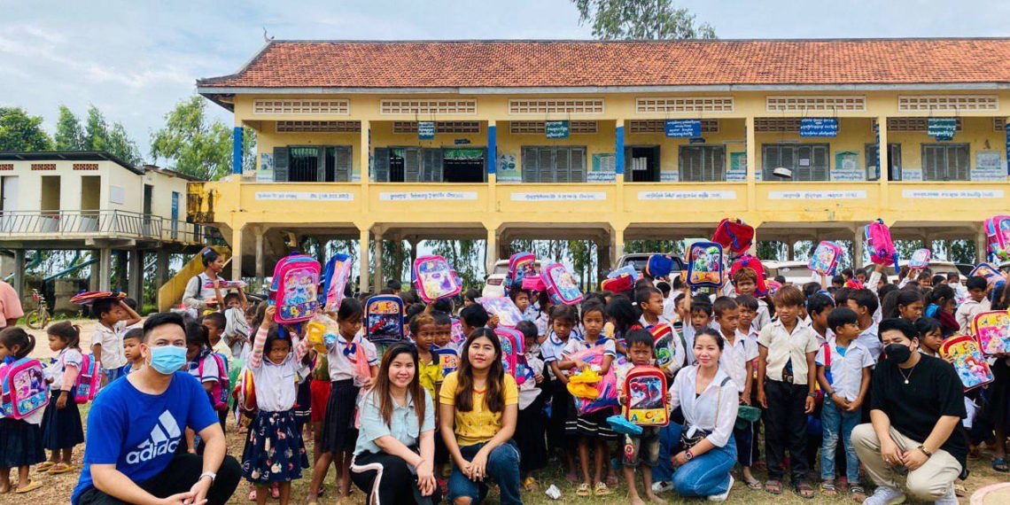 សូមសរសើរទឹកចិត្តសប្បុរធម៌មួយនេះ! ក្រុមអ្នកបើកបររថយន្តទំនើបមួយក្រុមរួមគ្នាទៅកាន់កន្លែងលំបាកមួយ ដើម្បីធ្វើរឿងល្អសម្រាប់ក្មេង២៥០នាក់