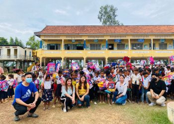 សូមសរសើរទឹកចិត្តសប្បុរធម៌មួយនេះ! ក្រុមអ្នកបើកបររថយន្តទំនើបមួយក្រុមរួមគ្នាទៅកាន់កន្លែងលំបាកមួយ ដើម្បីធ្វើរឿងល្អសម្រាប់ក្មេង២៥០នាក់