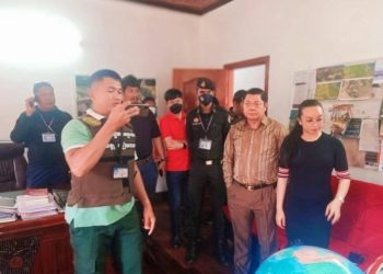 ហ៊ានណាស់! ឈ្មួញម្នាក់ផ្ទុះអាវុធ៤គ្រាប់ហើយចូលសម្ងំក្នុងផ្ទះធ្វើមិនដឹងតែមានអីសមត្ថកិច្ចឡោមព័ទ្ធមួយយប់ដល់ព្រឹកឡើងឃាត់ខ្លួនតែម្តង