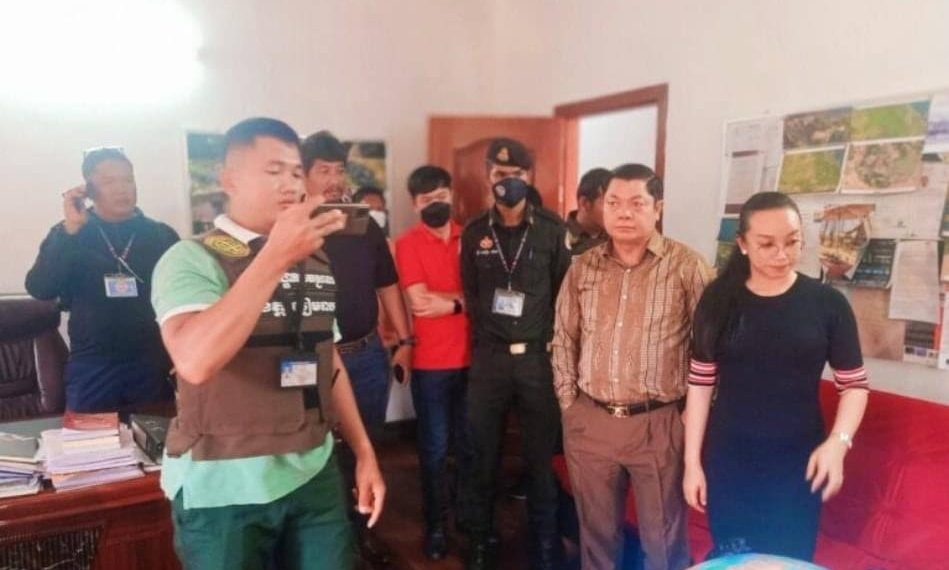 ហ៊ានណាស់! ឈ្មួញម្នាក់ផ្ទុះអាវុធ៤គ្រាប់ហើយចូលសម្ងំក្នុងផ្ទះធ្វើមិនដឹងតែមានអីសមត្ថកិច្ចឡោមព័ទ្ធមួយយប់ដល់ព្រឹកឡើងឃាត់ខ្លួនតែម្តង