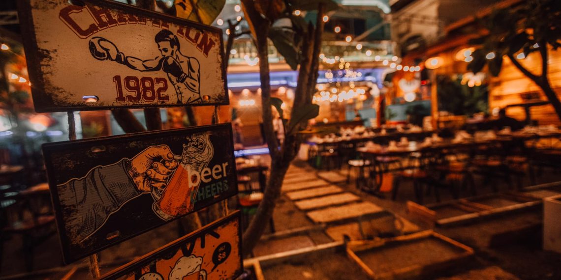 តោះមកស្គាល់កន្លែងអាហារឆ្ងាញ់មានតន្ត្រីកំដរ, មិនថាSADដល់កម្រិតណាទេ ក៏ធូរអារម្មណ៍ឡើងវិញ “ស័ក្តិរ៉ា-Sakkara Pub”