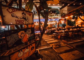 តោះមកស្គាល់កន្លែងអាហារឆ្ងាញ់មានតន្ត្រីកំដរ, មិនថា​SADដល់កម្រិតណាទេ ក៏ធូរអារម្មណ៍ឡើងវិញ “ស័ក្តិរ៉ា-Sakkara Pub”