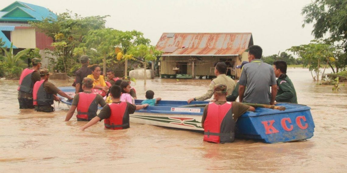 អនិច្ចាជីវិតអ្នកស្រែស្រុកភ្នំព្រឹកខេត្តបាត់ដំបង ពេលនេះលិចលង់អស់ហើយ! អគុណដល់បងៗកងកម្លាំងចុះជួយសង្គ្រោះទាន់ពេលវេលា