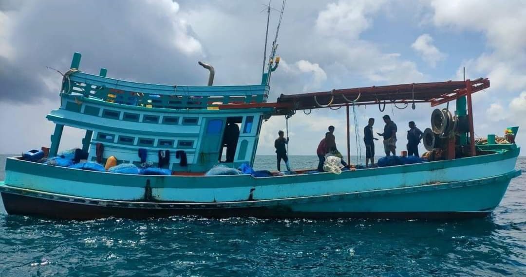 អាជ្ញាធររកឃើញបុរសម្នាក់នៅរស់និងសពនារីម្នាក់ទៀតអណ្តែត ក្រោយទូកលិកលើផ្ទៃសមុទ្រចំណុចនៅចន្លោះពយសារឿងនិងកោះតាង