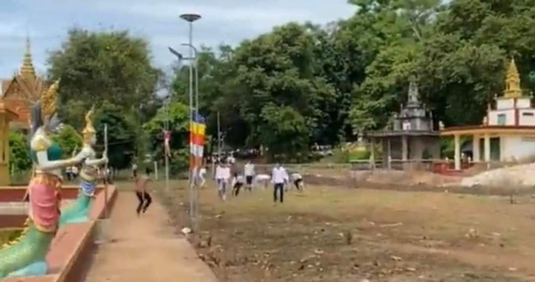 ថ្ងៃភ្ជុំធំ ក្រុមក្មេងស្ទាវដេញវាយគ្នាពេញក្នុងវត្ត មិនខ្លាចបាប, នេះបានហៅថា ប្រេតចេញមកទាំងថ្ងៃ (មានវិឌីអូ)