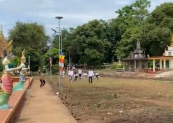 ថ្ងៃភ្ជុំធំ ក្រុមក្មេងស្ទាវដេញវាយគ្នាពេញក្នុងវត្ត មិនខ្លាចបាប, នេះបានហៅថា ប្រេតចេញមកទាំងថ្ងៃ (មានវិឌីអូ)