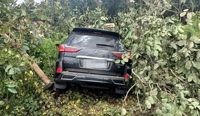 មន្ត្រីខេត្តម្នាក់ជាម្ចាស់រថយន្ត lexus 570 បុកម៉ូតូប៉ើងមនុស្សស្លាប់២នាក់យ៉ាងគួរឱ្យរន្ធត់