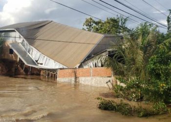 ពិតជារន្ធត់និងគួរឱ្យសង្វេក! ទឹកជំនន់ស្រុកអន្លង់វែងខេត្តឧត្តរមានជ័យ ហូរច្រោះគួចស្រុតដីអស់ជាច្រើនកន្លែងនិងជន់លិចផ្ទះប្រជាពលរដ្ឋ