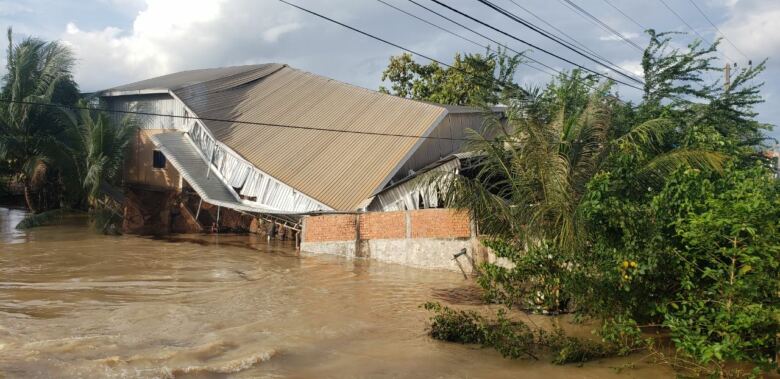 ពិតជារន្ធត់និងគួរឱ្យសង្វេក! ទឹកជំនន់ស្រុកអន្លង់វែងខេត្តឧត្តរមានជ័យ ហូរច្រោះគួចស្រុតដីអស់ជាច្រើនកន្លែងនិងជន់លិចផ្ទះប្រជាពលរដ្ឋ