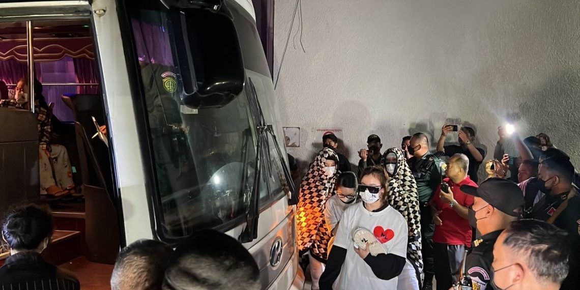 កំពុងតែឡើងសប្បាយផង មករំខានដល់ហើយពូពូប៉ូលីសនេះ! ហើយក៏សូមដឹក កឺកឺ ម៉ីម៉ី មកហោះហើរបន្តនៅស្នងការប៉ូលីសក្រុងបន្តវិញម្តង (ចុចមើលបន្ត)