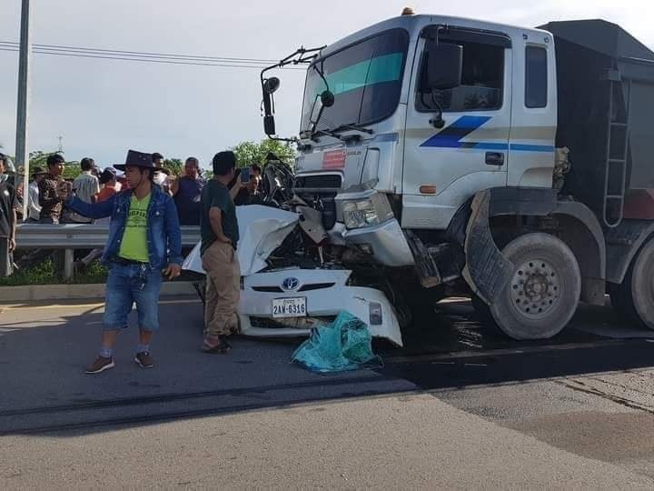 រន្ធត់ណាស់បុរស៣នាក់គៀបជាប់ក្នុងរថយន្តស្លាប់ភ្លាមៗ បន្ទាប់ពីត្រូវ រថយន្តដឹកគ្រួសបេីកបុកអូរជាប់រថយន្ត (មានវិឌីអូ)