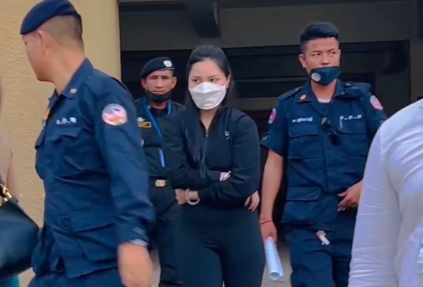 នារីហាយសូរូបស្រស់ម្នាក់ ត្រូវសមត្ថកិច្ចចាប់ខ្លួនបញ្ជូនឡើងតុលាការ ក្រោយចេញសែកស្អុយតម្លៃជិត៦ម៉ឺនដុល្លារទៅម្ចាស់បំណុល