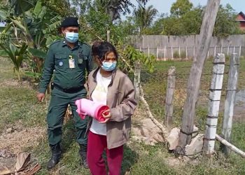 ពិតជាគួរឱ្យអនិច្ចារ! ខឹងប្តីរឿងសុំលែងលះគ្នាហើយកូនស្រីមុខដូចឪពុកពេកបែរជាលើកដៃប្រហារជីវិតកូនតូចដោយខ្ទប់ច្រមុះរួចយកទៅបោះចោលក្នុងស្រះទឹកធ្វើមិនដឹង (ចុចអានលម្អិត)