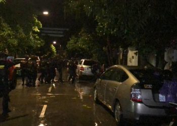 ឱក្រិដ្ឋជនបើករថយន្តបំបុកសមត្ថកិច្ចដើម្បីរត់គេចខ្លួននៅពេលចុះបង្ក្រាបករណីបង្ខាំងមនុស្សដោយខុសច្បាប់និងជំរិតទារប្រាក់ឈានដល់រហូតផ្ទុះអាវុធដាក់គ្នា (មានវិឌីអូ)