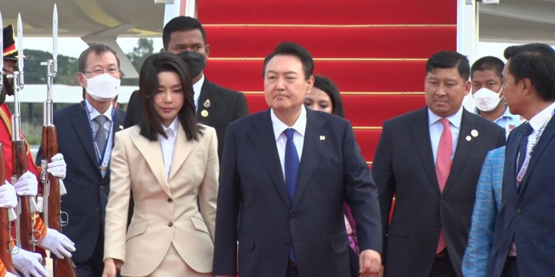 តើស្ត្រីទីមួយភរិយាលោកប្រធានាធិបតីប្រទេសកូរ៉េខាងត្បូងដ៏ស្រស់ស្អាតដូចក្មេងវ័យ២០ឆ្នាំរូបនេះ មានប្រវត្តិបែបណា? ហេតុអ្វីសម្រស់នៅក្មេងខ្លាំង?