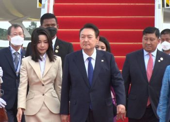 តើស្ត្រីទីមួយភរិយាលោកប្រធានាធិបតីប្រទេសកូរ៉េខាងត្បូងដ៏ស្រស់ស្អាតដូចក្មេងវ័យ២០ឆ្នាំរូបនេះ មានប្រវត្តិបែបណា? ហេតុអ្វីសម្រស់នៅក្មេងខ្លាំង?