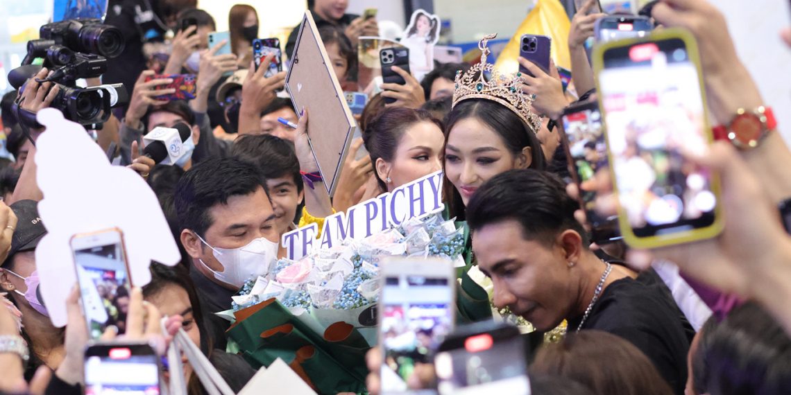 ផ្អើលពេញប្រលានយន្តហោះ អ្នកគាំទ្ររាប់រយពាន់នាក់ មកទទួលស្វាគមន៍ កញ្ញាឯក MISS GRAND ពេជ្រ វត្តីសារ៉ាវឌ្ឍី វិលត្រឡប់មកប្រទេសវិញ (មានវិឌីអូ)