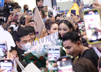 ផ្អើលពេញប្រលានយន្តហោះ អ្នកគាំទ្ររាប់រយពាន់នាក់ មកទទួលស្វាគមន៍ កញ្ញាឯក MISS GRAND ពេជ្រ វត្តីសារ៉ាវឌ្ឍី វិលត្រឡប់មកប្រទេសវិញ (មានវិឌីអូ)