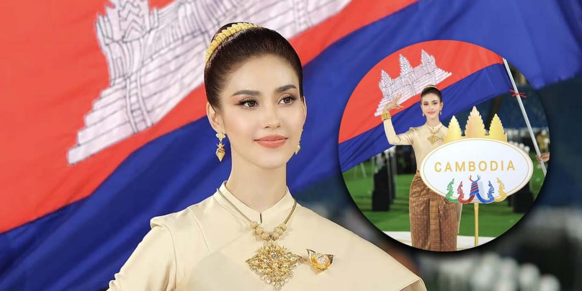 ស្អាតណាស់ម្ចាស់ថ្លៃអើយ នារីកាន់ស្លាកតំណាងកម្ពុជា ក្នុងពិធីបើកព្រឹត្តិការណ៍ Para Sea Game 2023 ពិតជាស្រស់ស្អាតដូចទេពធីតា, ស្គាល់ហើយថា នាងជានរណា?