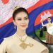 ស្អាតណាស់ម្ចាស់ថ្លៃអើយ នារីកាន់ស្លាកតំណាងកម្ពុជា ក្នុងពិធីបើកព្រឹត្តិការណ៍ Para Sea Game 2023 ពិតជាស្រស់ស្អាតដូចទេពធីតា, ស្គាល់ហើយថា នាងជានរណា?
