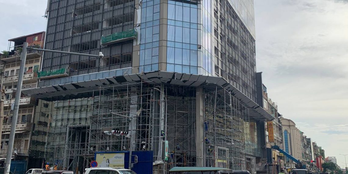 ការដ្ឋានធានាគារវីង (អតីតអាគារBS) កំពុងបង្កការរំខានដល់អ្នកដំណើរនិងប្រជាពលរដ្ឋ ដែលរស់នៅក្បែរនោះ ជាពិសេសគឺការ កកស្ទះចរាចរណ៍…