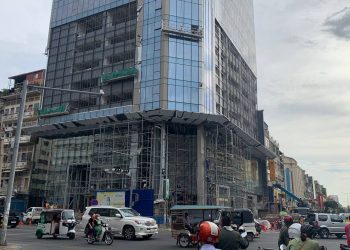 ការដ្ឋានធានាគារវីង (អតីតអាគារBS) កំពុងបង្កការរំខានដល់អ្នកដំណើរនិងប្រជាពលរដ្ឋ ដែលរស់នៅក្បែរនោះ ជាពិសេសគឺការ កកស្ទះចរាចរណ៍…