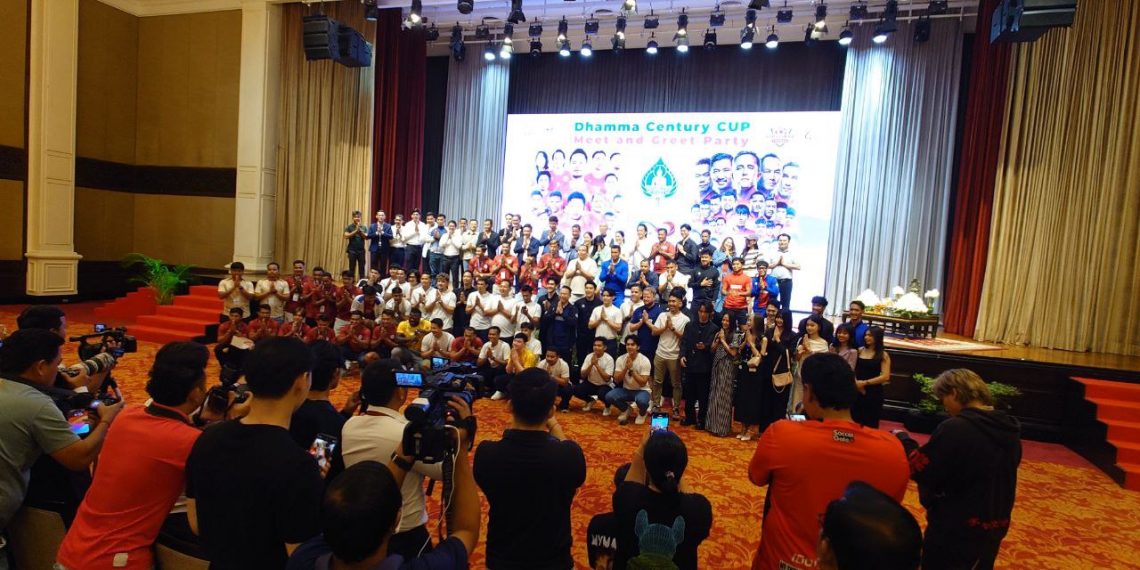 ក្រុមប្រដាល់MUAYTHAIនិងក្រុមតារាល្បីលើបណ្តាញសង្គមថៃ មកដល់ខ្មែរហើយ ដើម្បីប្រកួតបាល់ទាត់មិត្តភាពថ្ងៃ៨មីនាជាមួយកម្ពុជាយើង