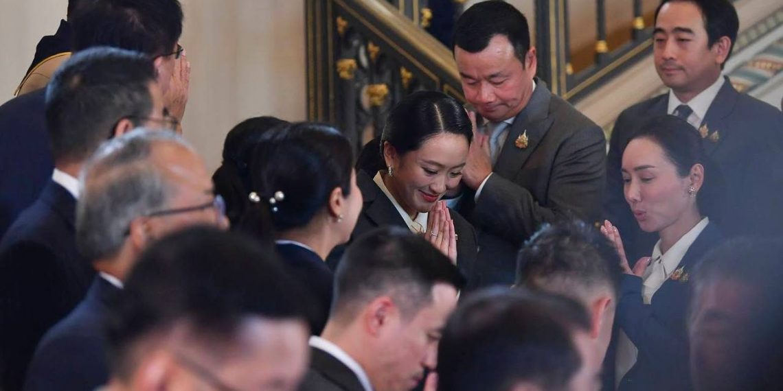 នាយករដ្ឋមន្រ្តីថៃ ផែថងថាន ស៊ីណាវ៉ាត់ត្រា ហៅ ឃ្អីង ត្រូវតុលាការធម្មនុញ្ញថៃ សម្រេចដកហូតតំណែងជាផ្លូវការហើយ