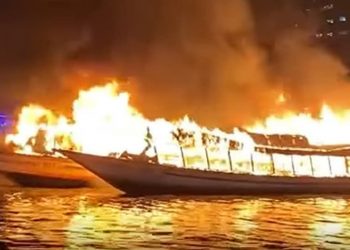 ទូកកំសាន្តរបស់សៀមជាច្រើនគ្រឿងនៅទន្លេចៅប្រាយ៉ា ក្រុងបាងកក ត្រូវភ្លើងឆេះ ធ្វើឱ្យមហាជនហៅថា “Burn it down ” (មានវិឌីអូ)