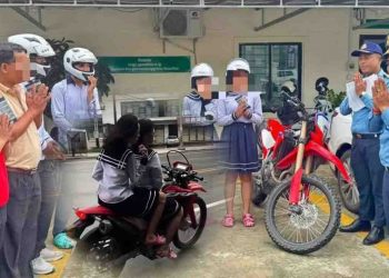 ក្មេងស្រីសិស្សបង្អួតជិះម៉ូតធំ ផ្ទុះការរិះគន់ពេញបណ្តាញសង្គម ត្រូវសមត្ថកិច្ចអញ្ជើញឪពុកម្តាយមកសួរនាំ